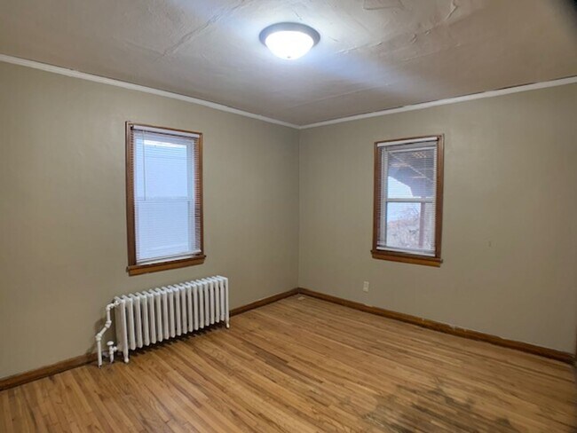 Building Photo - 1130 6th St E