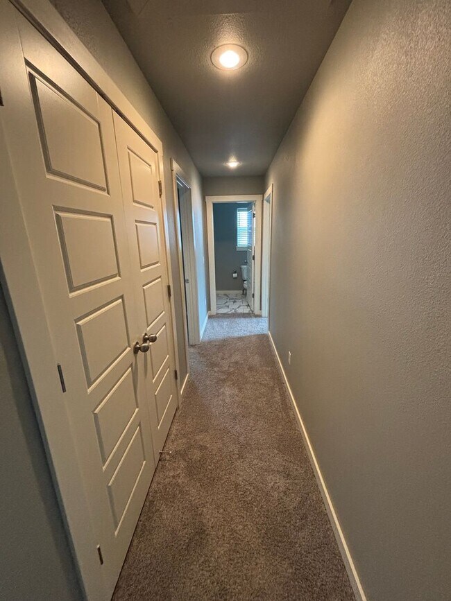 Building Photo - Great Townhouse!! Great Location!!