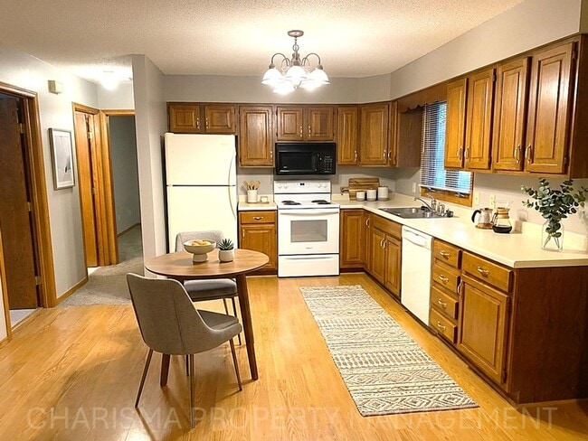 Building Photo - 4 BEDROOM, 2 BATH HOME IN EAST SIOUX FALLS! DOUBLE ATTACHED GARAGE! FENCED IN BACKYARD!