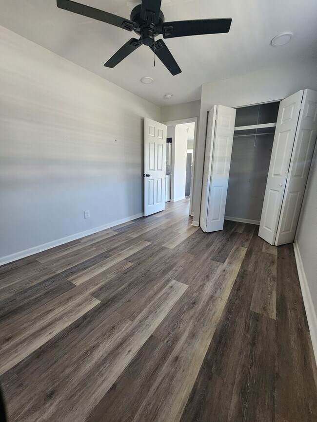 Building Photo - 1506 Oakwood Ave NE