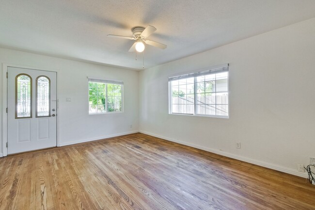 Building Photo - Duplex in Mountain View -  hardwood floors...