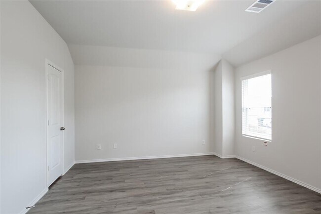 Building Photo - 8807 Red Oak Dr