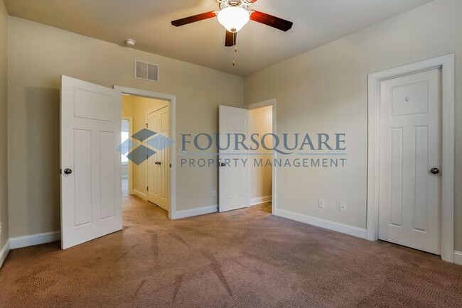 Building Photo - Townhome | Washer /Dryer Included | Enclos...