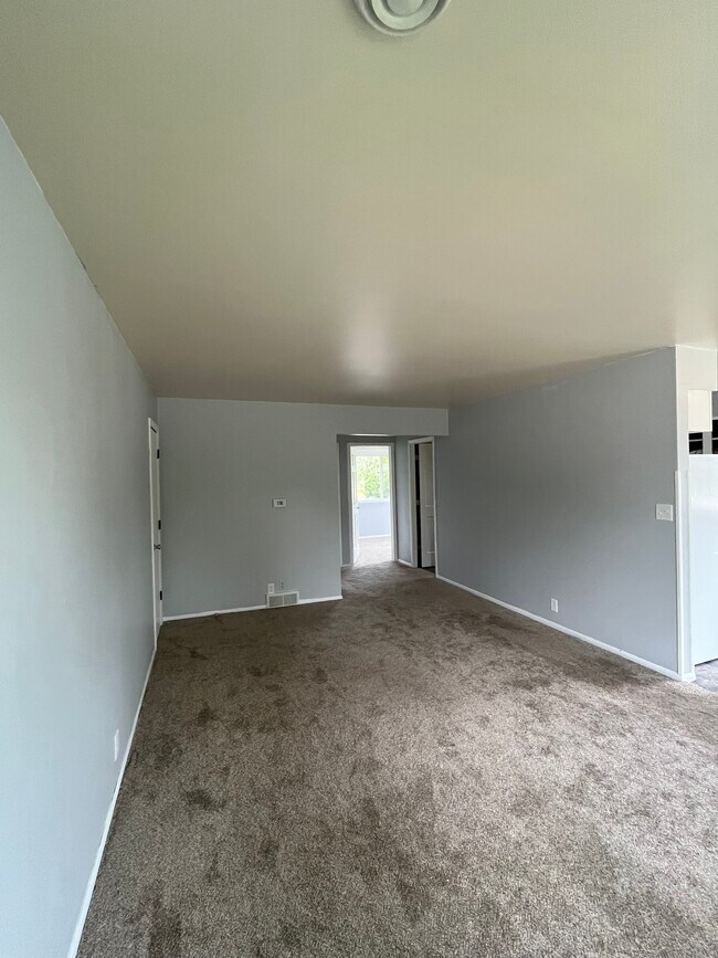 Primary Photo - 3704 Parkway Blvd