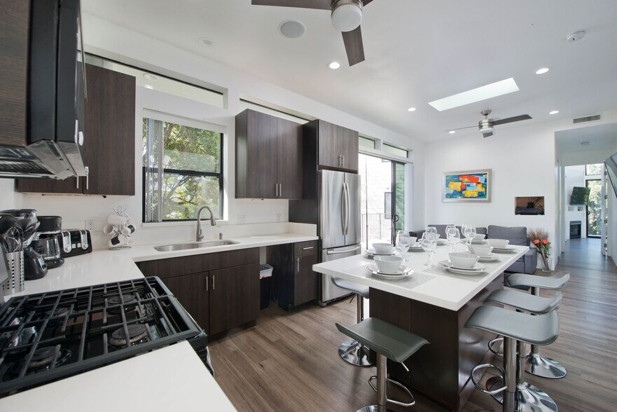 Kitchen - 809 Warren Ave