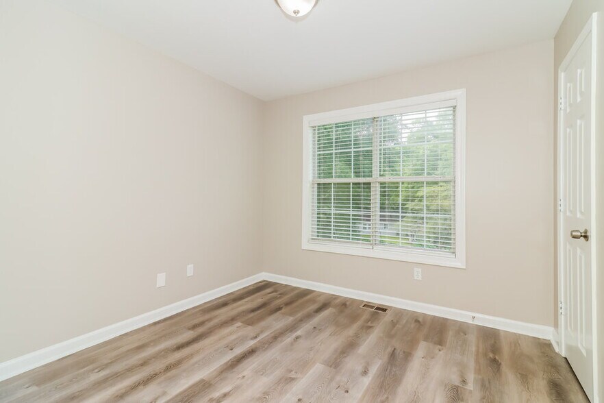 Building Photo - 2840 Ivanhoe Ln