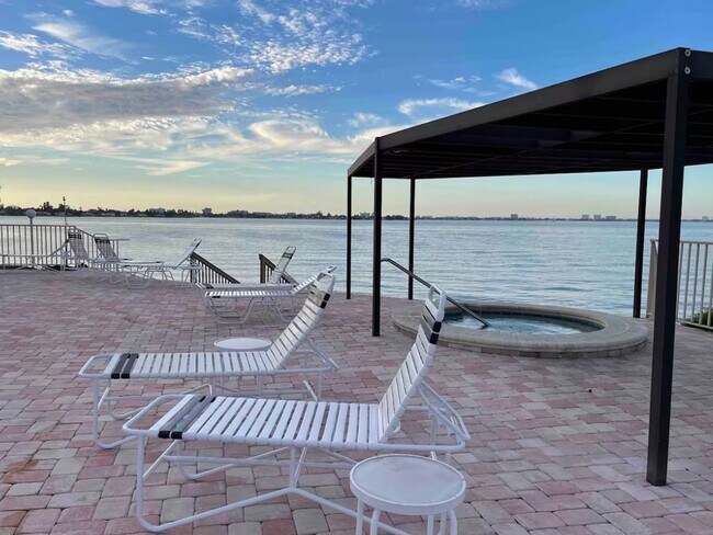 Building Photo - 6180 Sun Blvd