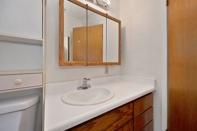 Building Photo - Charming 3 Bedroom, 2 Bath Home Close to Town