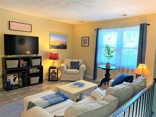 Building Photo - 714 Rosedale St