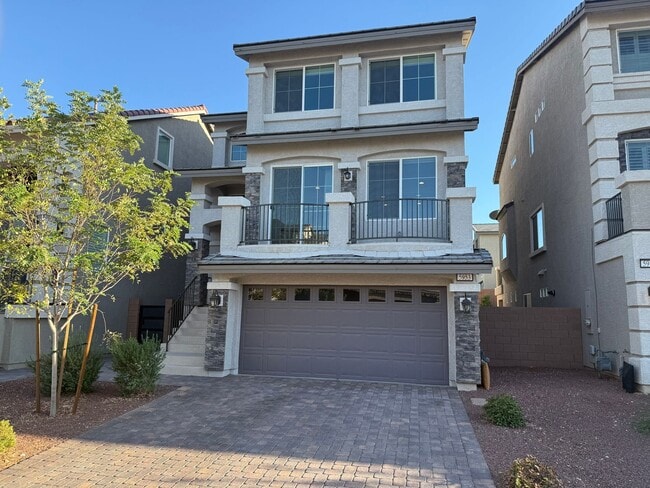 Primary Photo - Large Southern Highlands Tri-Level Home. P...
