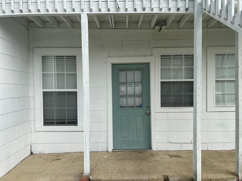 Primary Photo - 1209 E Fortification St