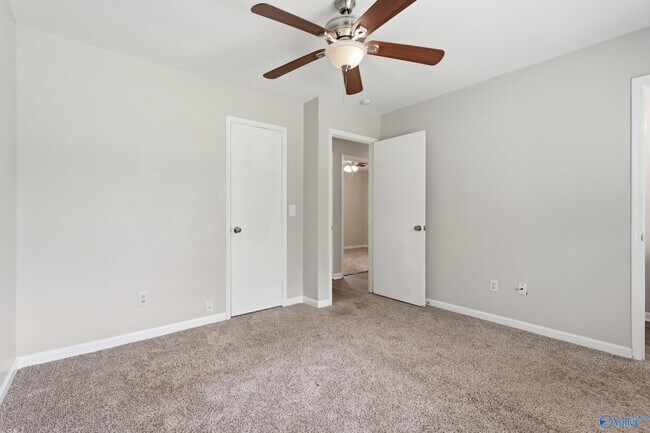 Building Photo - 102 Greenwood Cir