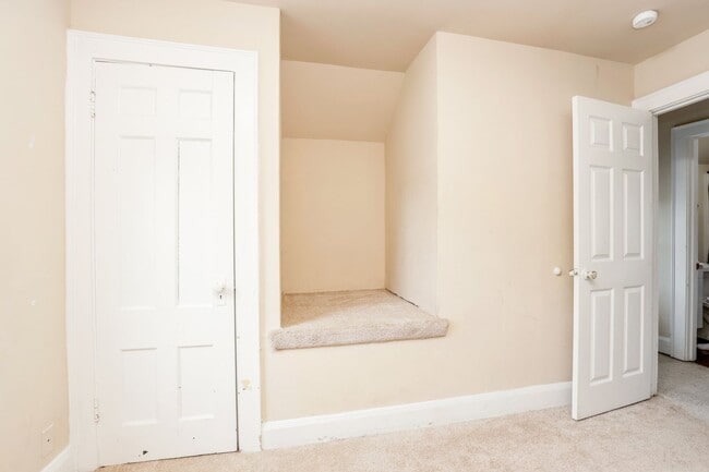 Building Photo - Renovated and Roomy 3 Bedroom Home in the ...