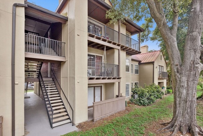 Building Photo - Newly Renovated Ground Floor Condo in Gated Altamonte Springs Community!