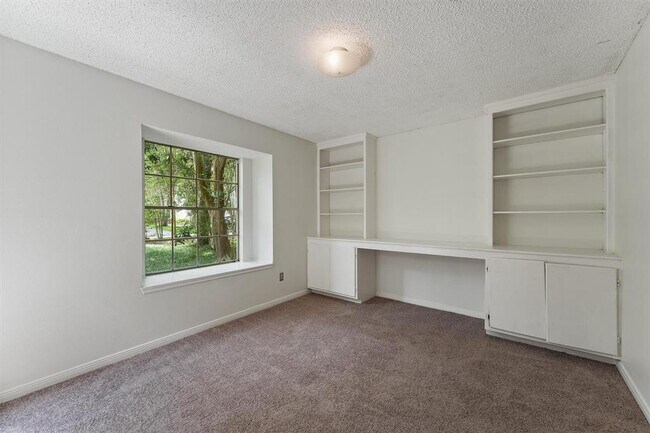 Building Photo - 32 N Pathfinders Cir