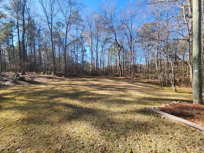 Building Photo - 3 Bedroom 2 Bath home in Newnan, GA Large Wooded Lot - Rural Setting