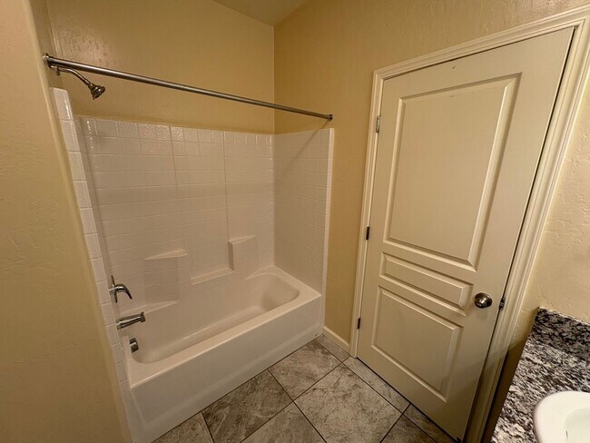 Building Photo - SE Visalia home Available Now!