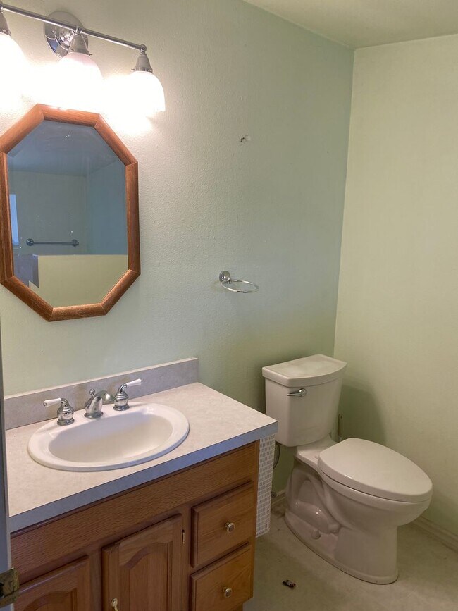 Building Photo - Large 3 bedroom 3 bath home