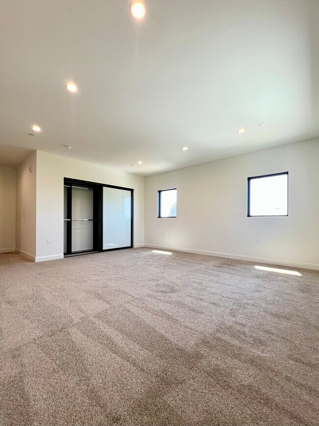 Building Photo - 859 S Lucerne Blvd
