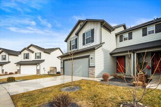 Building Photo - Beautiful Home 3 bed, 2.5 baths - Pet Friendly - Ready Now!