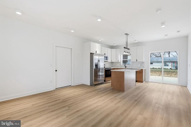 Building Photo - 65 Oaktree Dr