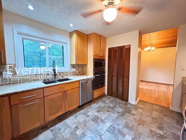 Building Photo - Beautiful 4 Bed/3 Bath Home with 3 Car Garage / Available Now!