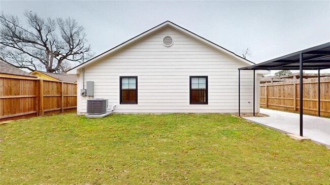 Building Photo - 304 Graceland St