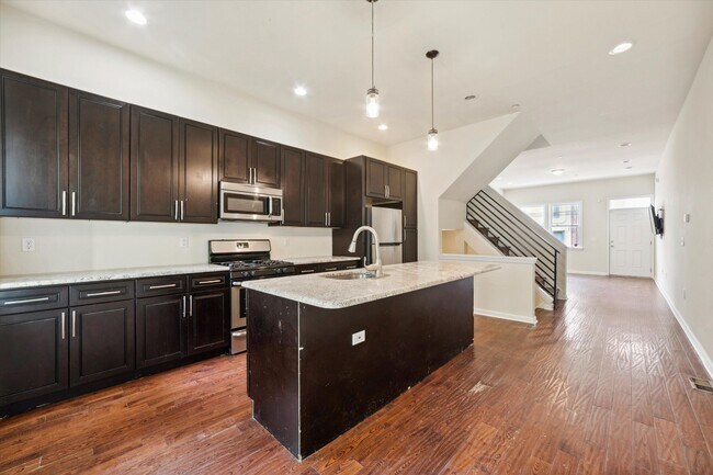 Primary Photo - 1815 W Montgomery Ave