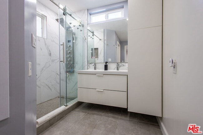 Building Photo - 5123 Noble Ave