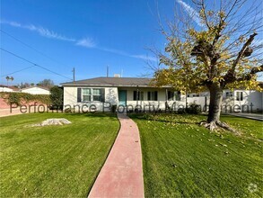 Building Photo - Cozy 3 Bed/1 Bath NE Bakersfield Home w/ S...