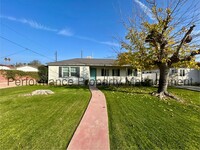 Building Photo - Cozy 3 Bed/1 Bath NE Bakersfield Home w/ S...