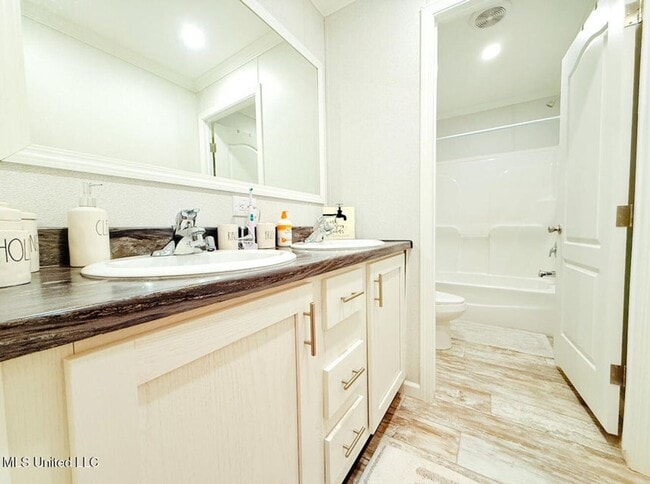 Building Photo - Spacious 5-Bedroom Home on Half an Acre