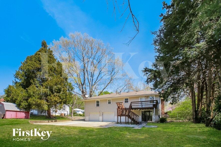 Building Photo - 3720 NE Antioch Rd