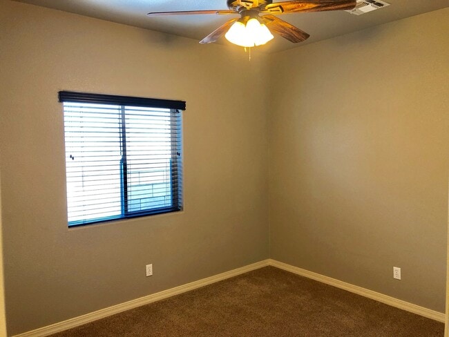 Building Photo - Spacious 4 Bedroom in Southern Vista Estates!