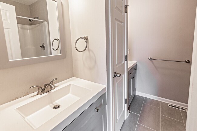 Building Photo - 2 bedroom, 2.5 bathroom townhome in Newark