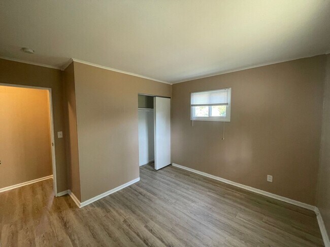 Building Photo - 4910 Porterfield Dr