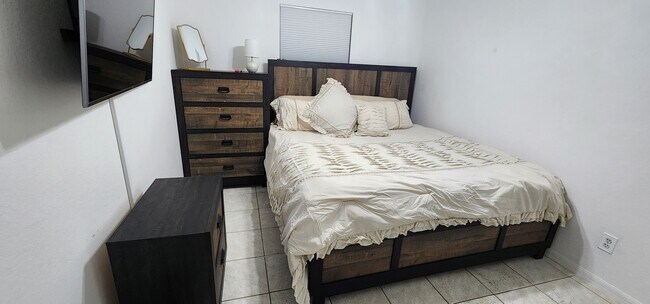 Building Photo - Pink 45th