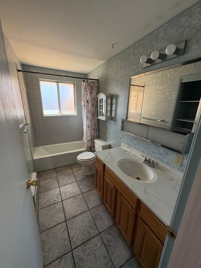 Building Photo - 4 bedroom 2 bath home prime location