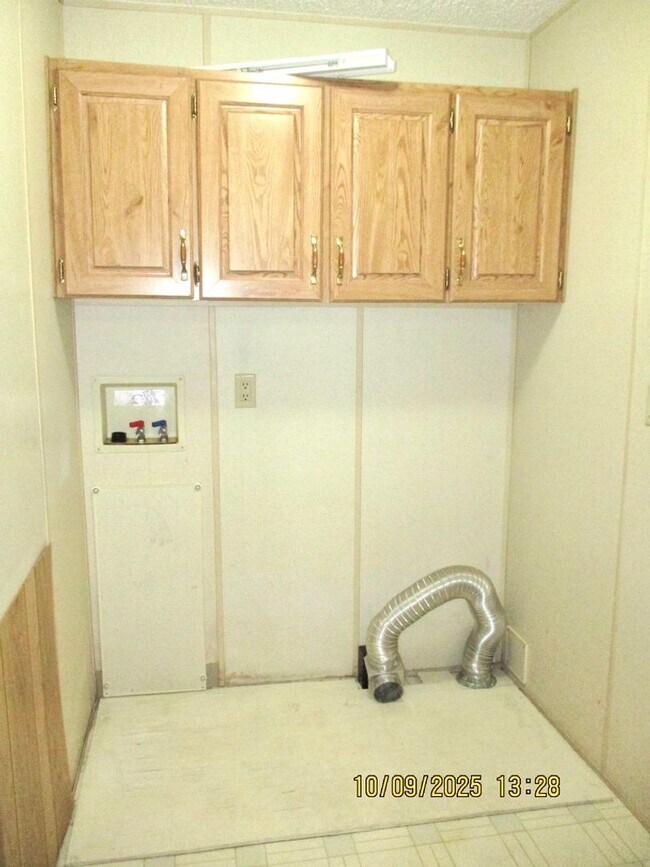Building Photo - Charming 2-bedroom, 1-bathroom home locate...