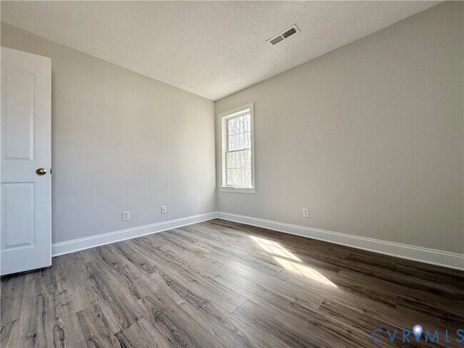 Building Photo - 1625 Southcreek Dr