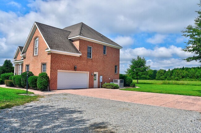Building Photo - BEAUTIFUL HOME FOR RENT SOUTH CHESAPEAKE!