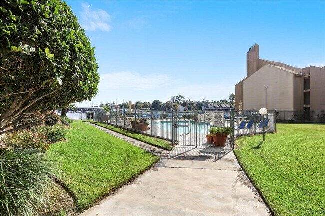 Building Photo - 12800 Melville Dr