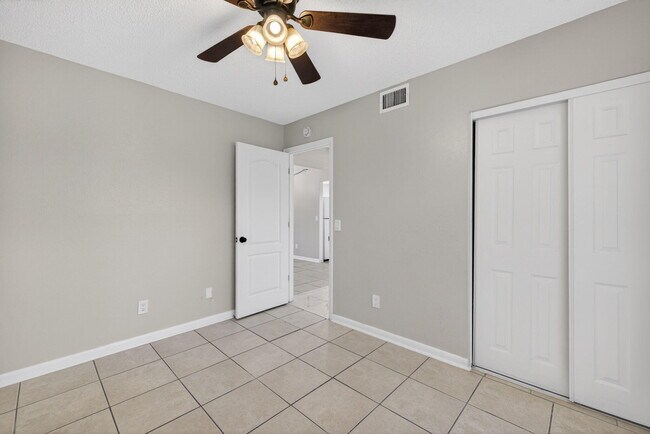 Building Photo - 1650 SE Green Acres Cir