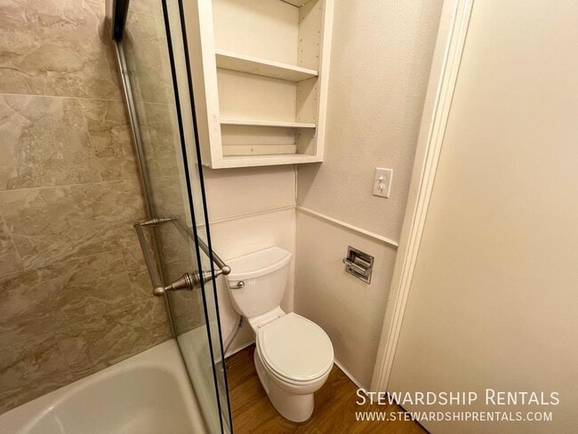 Building Photo - 893 W 5th Ave