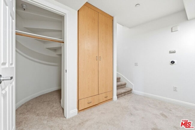 Building Photo - 5831 Seawalk Dr