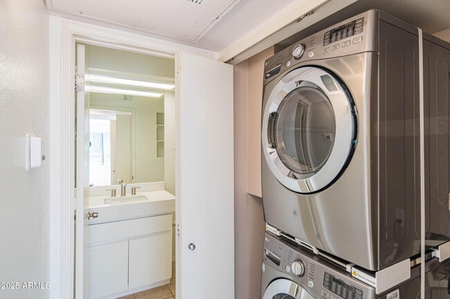 Building Photo - 4850 E Desert Cove Ave