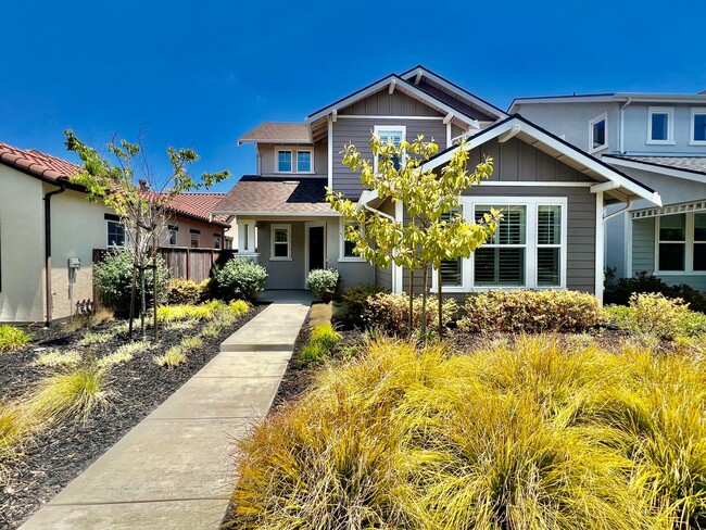 Building Photo - Lovely 4 bedroom 2.5 Bathroom Home in East...