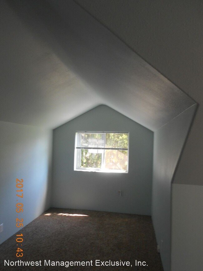 Building Photo - 3 br, 1.5 bath House - 2037 NE Dallas St.