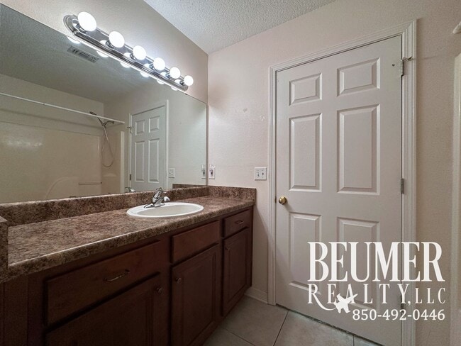 Building Photo - Charming 3-Bedroom Home in Lake Cook Estat...