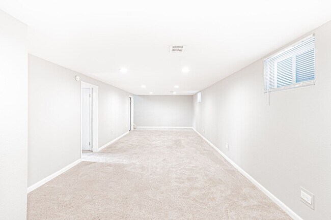 Building Photo - Charming 3BD, 2BA Arvada Home with 2-Car Garage and Yard